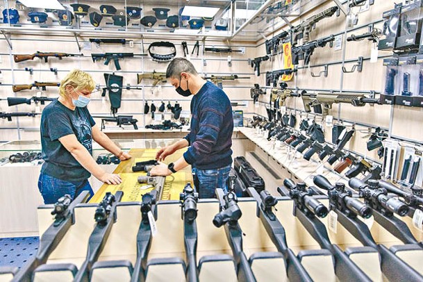 烏克蘭基輔民眾買槍。（Getty Images圖片）