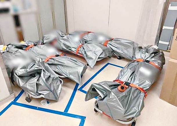 伊利沙伯醫院有確診者的遺體被放置在急救房儲物區。