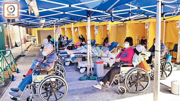 公立醫院爆滿，有患者被迫於院外輪候。