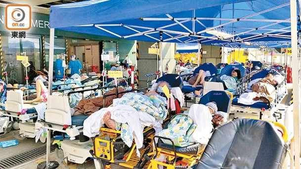明愛醫院：急症室外擺放數十張病床。