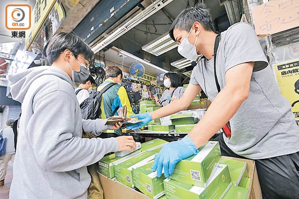 搶購潮下，有市民購買快速檢測包。