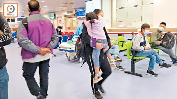 母親最終得不到急症室援助，只好趕緊抱着女兒離開。
