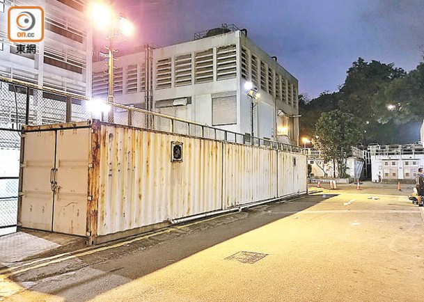 伊院殮房外昨晚已擺放了長約60呎的貨櫃。（郭垂垂攝）