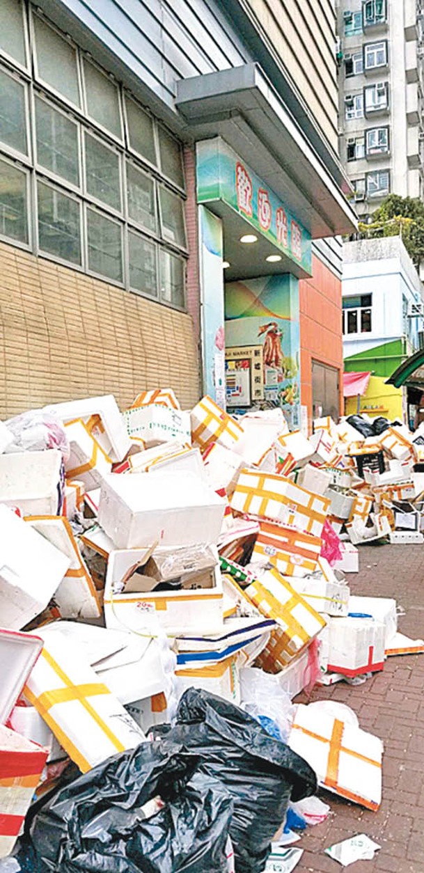 屯門新墟街市外，多個發泡膠箱堆積行人路。