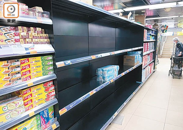 搶購生活物資潮已一周，圖為旺角的超市貨架空空。
