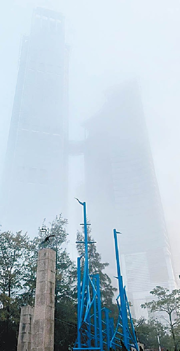 荃灣：有高聳入雲的大廈被霧氣包圍。（讀者提供）