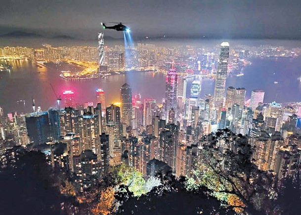 政府飛行服務隊直升機在上周五晚協助搜救。