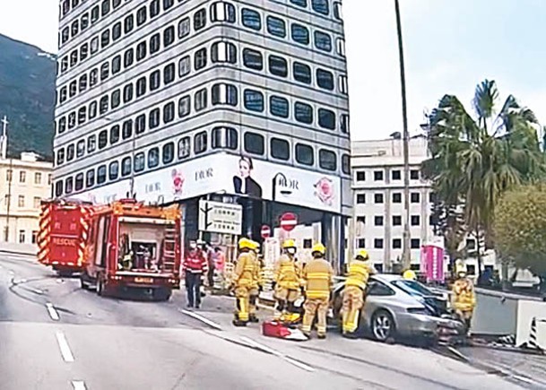 紅棉路：其中一輛跑車有人被困，消防到場救援。