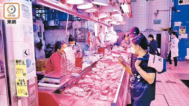 市民在街市內採購凍肉。（吳鎮興攝）