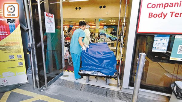 伊利沙伯醫院急症室昨午有多具遺體被移離，圖為運屍車穿過急症室候診人群。