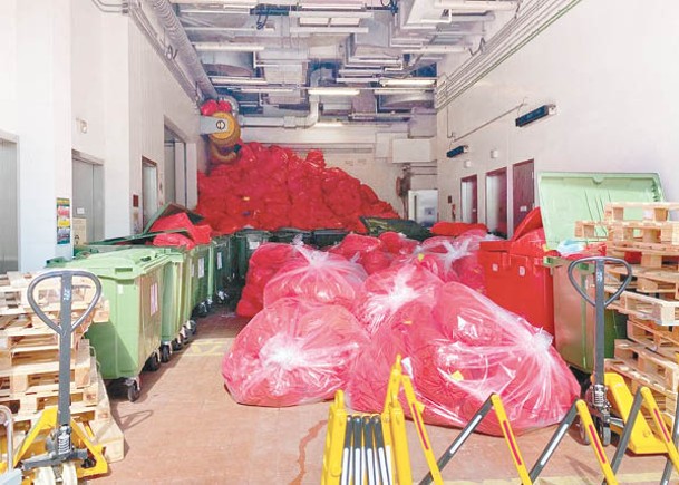 天水圍醫院出現紅色垃圾山。（讀者提供）