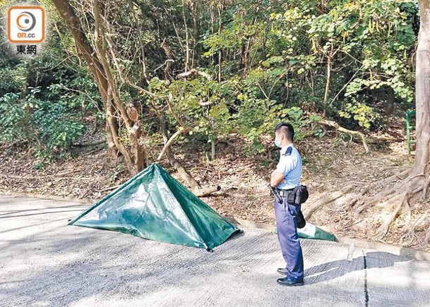 事主遺體被帳篷遮蓋。（郭垂垂攝）