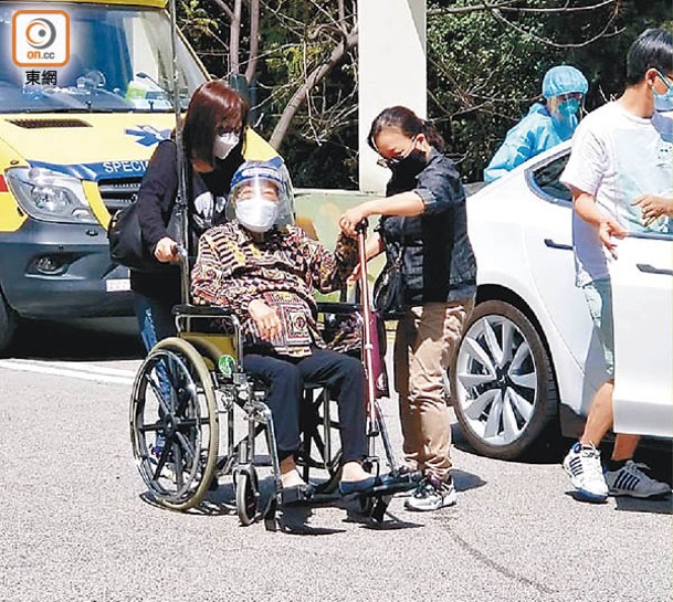 一名91歲長者懷疑中招，由家人駕駛私家車送院。