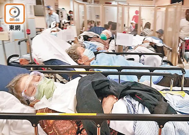 廣華醫院急症室有大量年老病人求診。（吳鎮興攝）