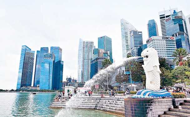 專家批本港防疫不及新加坡。