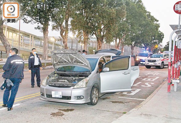 涉事私家車停泊在巴士站。