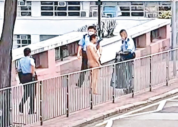 3名警員試圖替裸男套上膠袋蔽體。