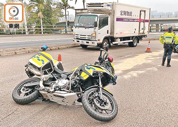 入彎失控 交警人仰車翻