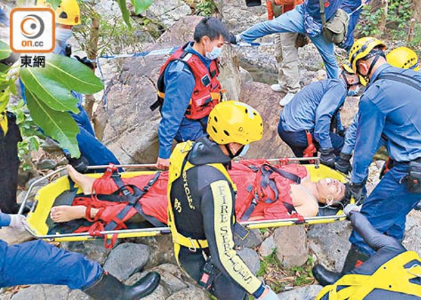 遇溺巴裔青年送院不治。（文健雄攝）