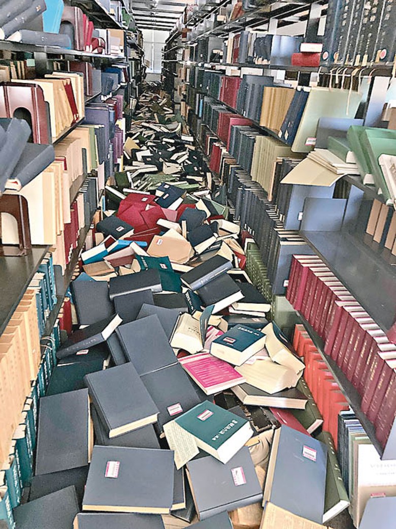 3‧16日本地震 ：日本發生地震，有圖書館物品散落一地。