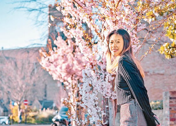 劉珈汶喺英國嘅櫻花樹下留影，話去咗日本都可以呃到人。