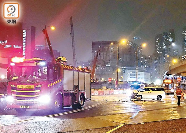 涉事消防車及七人車。（余宏基攝）