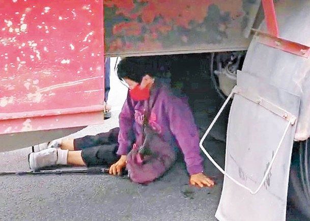 深水埗：婦人被貨車捲入車底受傷。