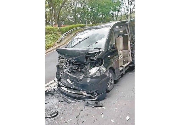 荃灣：黑色私家車車頭嚴重損毀。