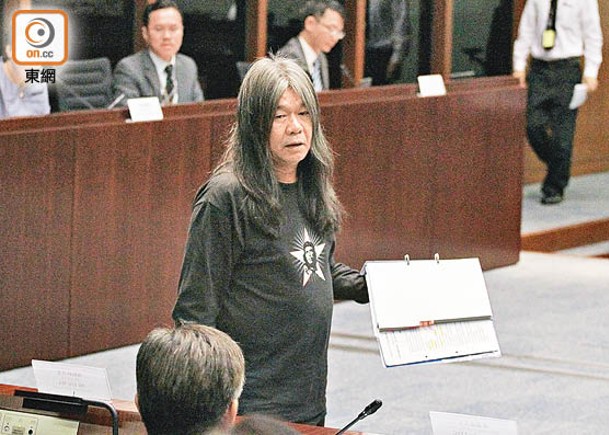 梁國雄因2016年在立法會委員會會議搶奪官員文件，昨被判監14天。
