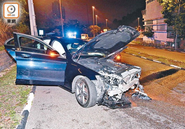 肇事私家車車頭撞毀。（李國健攝）