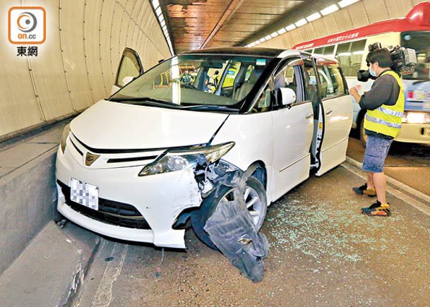 肇事七人車撞壆後停下。