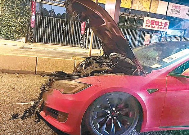 Tesla電動車車頭嚴重焚毀。