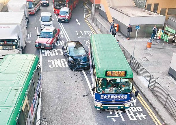 黑色Tesla撞向小巴車尾。