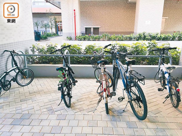 屋苑內設有多個單車停泊處，供住戶停放單車。 粉嶺 山麗苑