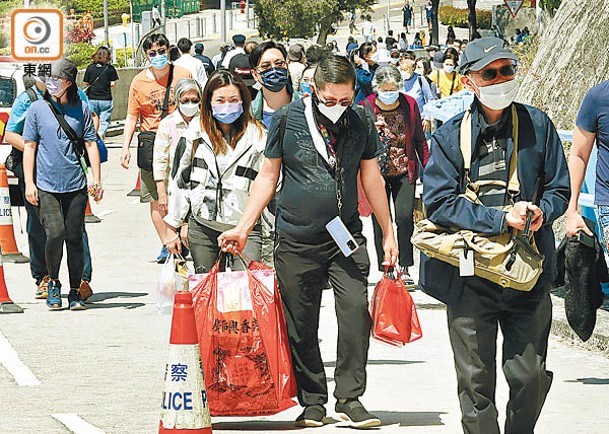 香港仔華人永遠墳場有逾百人上山拜祭先人。（黃偉邦攝）