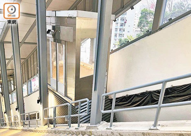 位於葵涌的首個公共有蓋斜道升降機於今日啟用。