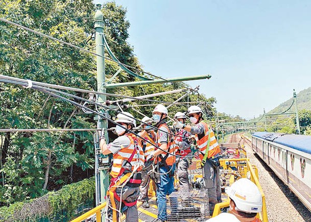 工程人員搶修發生故障的架空電纜。