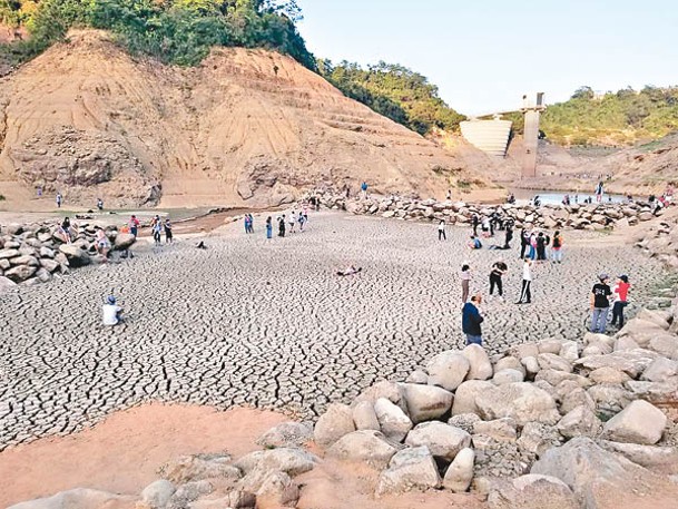 水塘景觀吸引大批遊人。