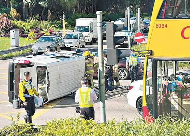 客貨車翻側橫亘路中。