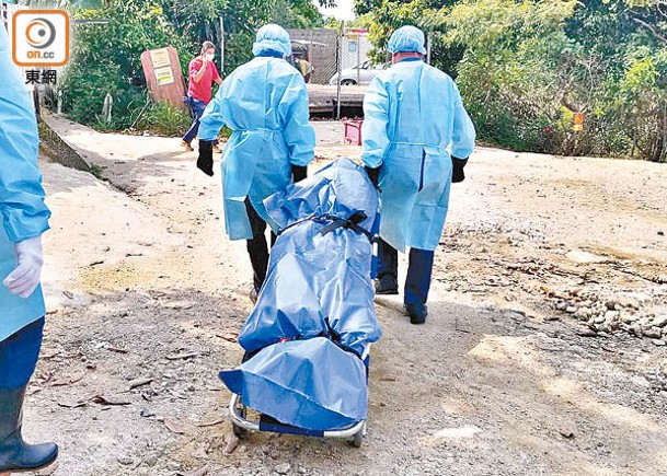 女死者遺體被舁送殮房。（陳偉宏攝）