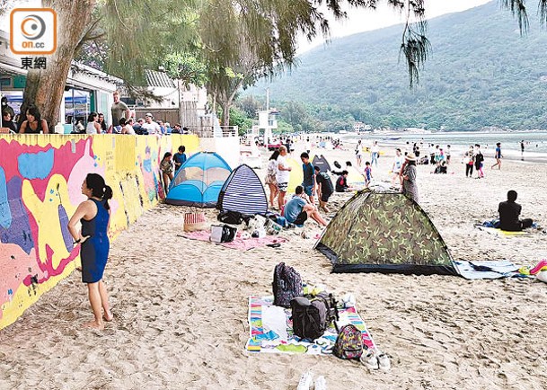 疫情持續多時，不少市民假日湧到離島遊玩。