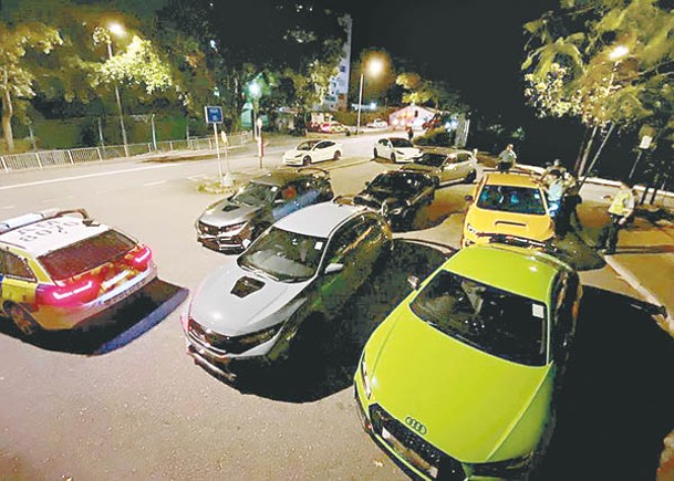 警方在荃錦公路截查多輛汽車。