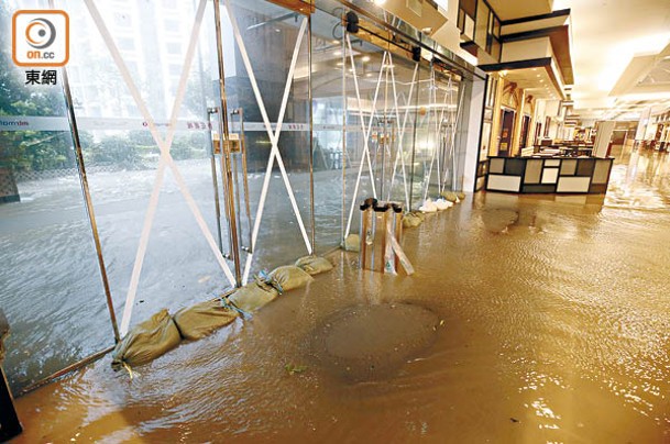 商場堆沙包防止洪水入侵。
