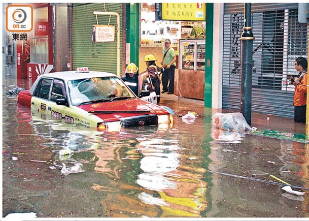 俗稱「海味街」的上環永樂街，過去一直受水浸問題困擾。
