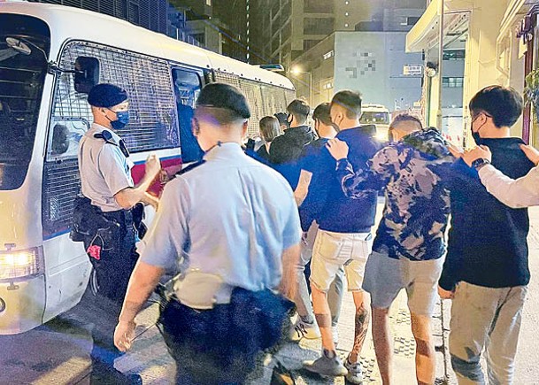 荃灣：被捕人士由警車載返警署。