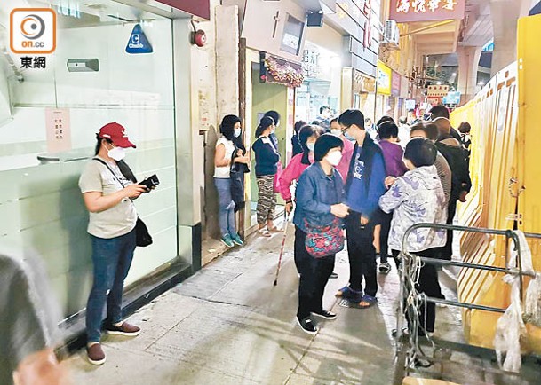 住客自行到安全位置暫避。（劉子文攝）