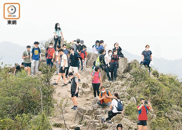 市民無視社交距離在山上「打卡」。（陳德賢攝）