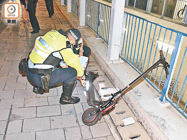 警員檢走電動滑板車。（楊日權攝）