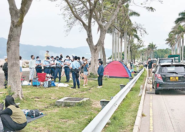 欣澳：警方在欣澳海濱長廊巡邏。