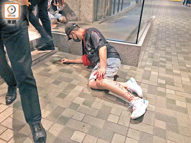 溫浩倫事發時腹背被刺傷，傷勢嚴重。